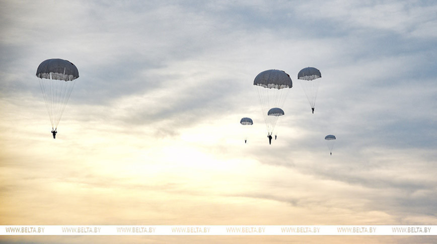 Lukashenko sends professional day greetings to paratroopers, special operations forces