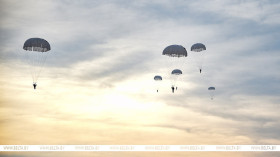 Lukashenko sends professional day greetings to paratroopers, special operations forces
