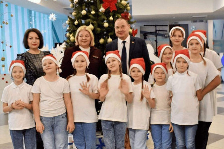 В атмосфере сказки и ярких эмоций: более 150 детей из учреждений образования района приняли участие в районной благотворительной ёлке